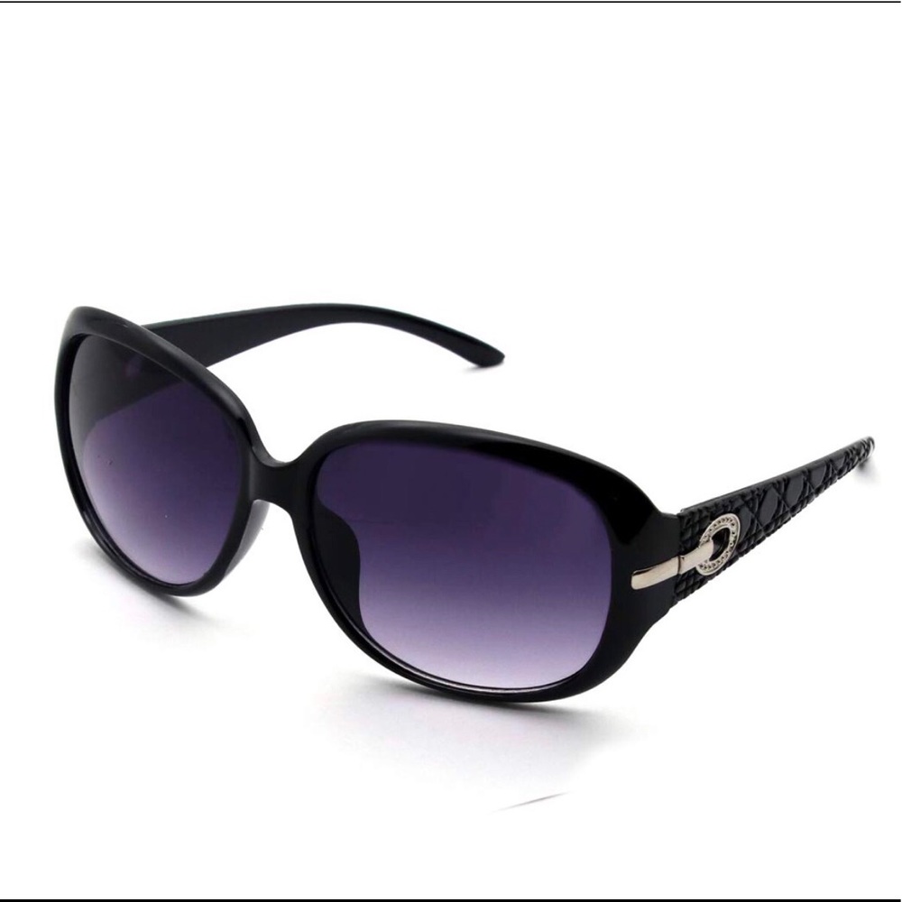 6/$25 Bundle 
Black Vtg Classic Designer Oval Retro Sunglasses